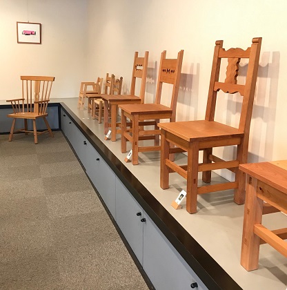 木製テーブルの周りに椅子が並んだ部屋

中程度の精度で自動的に生成された説明