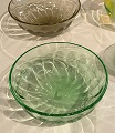 皿の上にあるワイングラス

低い精度で自動的に生成された説明
